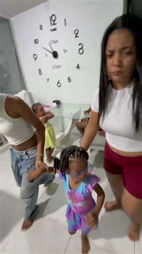 Isabella quiere ir a la piscina pero es de noche