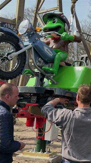 De Kikker8baan-karretjes zijn er! 🐸🎢 #duinrell #pretpark #kikkerachtbaan