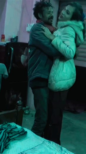 kira Smith on Instagram: "✨🖤✨ . . . . . 1997년 개봉한 영화 Titanic은 잭과 로즈의 운명적인 사랑 을 통해 비극 속에서도 오래 남는 감정의 깊이를 보여주는 작 품입니다. 화려한 연출보다 인물의 감정에 더 집중한 제임스 카메론 감독의 스타일은 지금 다시 봐도 묘하게 가슴을 울리 죠. 배가 침몰하는 장면이 아닌, 두 사람이 서로를 바라보던 순간들이 더 강하게 기억에 남는 영화이기도 합니다.이 감정을 완성해주는 곡이 바로 셀린 디온의 *”My Heart Will Go On”*입니다. 처음 들으면 잔잔한데, 어느 순간 자연 스럽게 가슴이 벅차오르는 느낌을 줍니다. 특히 후반부의 고 조되는 보컬은 영화 속 잭과 로즈의 마지막 장면과 겹쳐지면 서 괜히 마음이 서늘해지기도 하고요. 많은 분들이 “이 노래 가 나오면 왜 그 장면이 자동으로 떠오르는지 모르겠다”고 말 하는데, 그만큼 영화와 음악이 자연스럽게 얽혀 있는 곡입니 다.1998년 아카데미 주제가상을