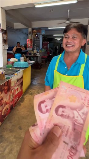 35K views · 4.9K reactions | อาหารอีสานแบบไม่เลือกเอง 300 บาท! เซิ่บอีลี้️襤 (300฿ chef’s choice Isaan food! Surprisingly delicious!) Lung Mee Larb Somtam (Sukhumvit 101) | Koya Aroi | Facebook