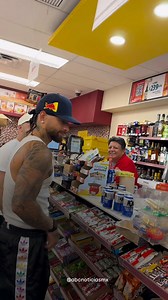 1M views · 16K reactions | ▶️ El cantante colombiano Maluma se encuentra en Monterrey para ofrecer un show en el evento de “Final Four” de la ‘Kings World Cup’ en le Estadio BBVA y en su estadía en la ciudad acudió a una tienda Oxxo para comprar cerveza, donde un empleado lo reconoció. | ABCNoticias.mx | Facebook