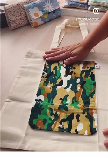 Je vous présente notre nouveau tote bag à l’imprimé imitation militaire, pour une touche à la fois masculine et élégante ! 🪖 Pratique et compact, il se plie facilement en format portefeuille et se glisse aisément dans la poche d’un manteau. Une poche intérieure permet de ranger vos affaires lorsqu’il est ouvert. D’autres imprimés arrivent très bientôt ! Belle semaine à tous, Sara