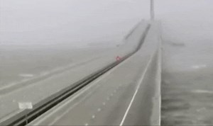 VIDEO EN VIVO: Mira cómo resiste un puente de Florida en medio del huracán Ian: https://cnn.it/3Cf3FTU | CNN en Español
