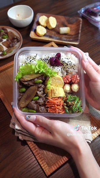 牛ごぼう🐮♡♡ 夫の大好物のすき焼きみたいな甘辛系！ 朝早くて詰めてるところの動画が暗めです🙏 こういう甘辛い系の味付けは、醤油、酒、みりん、砂糖を2.2.2.1の割合が黄金比って言われてるから基本そんな感じで作ってる👩🏽‍🍳 ただ、こういう煮詰まる系とかで味が濃いなってなったら少しお水加えてます！！ #お弁当 #お弁当記録 #お弁当作り #お弁当詰め方 #fyp