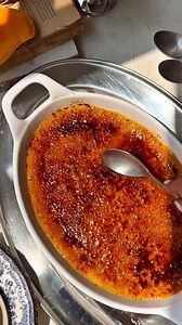 Mango Creme Brulee. Un espectáculo de postre que sabe a un abrazo de mamá. Ingredientes •400 ml crema para batir •300 ml de puré de mango (sacar pulpas y licuar) •90 gr de azúcar •1/4 cdita de canela en polvo •1 cda de jugo de limon •1 cdita vainilla •6 yemas (100 gr de yemas) •Azúcar extra para hacer el brûlée •molde apto para horno o ramekins •bandeja para baño Maria . Procedimiento: *Precalentar horno a 150 grados C 1. Separar las claras y las yemas. 2. En una olla pequeña agregar crema, el p