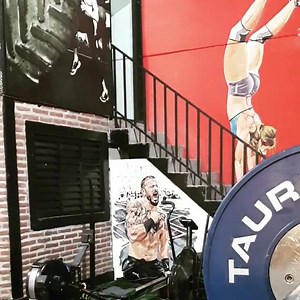 Un poco de #Press matutino 60ķilitos muchas series de 10reps mas bicps, lagartijas y #ABS La rodilla no está bien así que no me deja hacer la parte divertida del entrenamiento. Pero no hay problema, talvez no suban los quilos todavía pero tendré un lomo que parezca que soy fuerte 😂😂😂. Lic. Pedro Stetsiuk #weightlifting #stetsiuk #crossfit #halterofilia #levantamiento #olytips #hombros #strongman #powerlifting #fitness #fitman #entrenamiento #salud | Stetsiuk Weightlifting