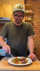 Filet de porc enrobé de bacon, accompagné de plein de légumes délicieux. Si possible, utilisez un thermomètre pour vérifier la cuisson. Celui-ci coûtait entre 10 et 15 CAD. Pas trop mal. Pas de bruits de cuisson, car ils ne passeraient pas dans l’Edits app sans devenir tout coupés et horribles. 🤷‍♂️. Bon appétit ! Bacon wrapped pork filet, with a load of delicious veggies. Do use a thermometer to check doneness if you can. This one was 10-15CAD. Not so bad. No sizzling noises as they wouldn’t m