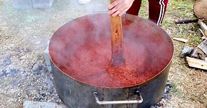 Domaćica iz Kalesije pripremila domaći ajvar i otkrila tajnu kvalitetnog recepta
