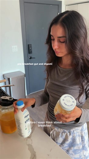 “Why do I feel like a 10/10?” Please, take a seat. I’m about to walk you through my holistic gym girl morning routine. When I say internal health is serious business, this is exactly what I mean. This is how I glow from the inside out: My Morning Lineup: 2 tbsp Sea Moss Packed with minerals, this stuff is skin magic. Think dewy, radiant, almost ethereal. ½ cup Kefir A probiotic powerhouse. It keeps my gut happy and gets things moving (yes, we all love a good morning poop and feeling like fairies