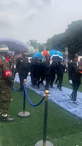 Le Général Daniel Muaku n'est plus, et avec lui, c'est une part de notre fierté nationale qui s'en va rejoindre les ancêtres. 🕊️🇨🇩 On ne pleure pas seulement un haut gradé. On pleure un père, un protecteur, un homme dont la discipline n'avait d'égale que sa bonté d'âme. Il n'était pas qu'un porteur d'uniforme ; il était le bouclier de l'opprimé et la voix de ceux qui n'en avaient plus. Mon Général, vous qui avez passé votre vie à veiller sur nous, qui veillera sur votre souvenir ? Nos cœurs s