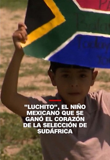 Luis, un niño de 8 años conocido como “Luchito” en la ciudad mexicana de Pachuca, esperó por horas en las afueras del hotel donde se hospeda la selección de #Sudáfrica con una cartulina de los Bafana Bafana. Para su sorpresa, el entrenador del equipo, Hugo Broos, salió y le obsequió una camiseta de la selección, le dio un #álbum de barajitas firmado por el equipo y le dio la oportunidad de conocer a los jugadores. El equipo sudafricano colocó en su autobús la bandera que había dibujado Luchito p