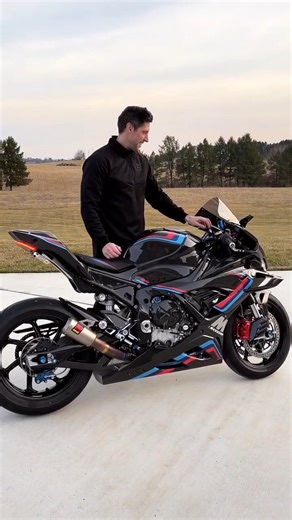 @jaretcampisi letting his M1000RR scream from the full titanium Arkapovic exhaust. With a ton of Full Six carbon goodies from our store, our friend Jaret made an absolute beast of a M1000RR. Jaret made what the M1000RR should’ve been from the factory a full carbon fiber superbike!... Who wants to see Jaret build another BMW?... . . . . . • Your source for the highest quality parts and best service for the BMW M1000RR/S1000RR • www.motomillion.com • . . . . . . #s1000rr #panigalev4 #panigalev4r #