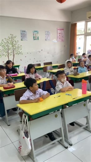 Kelas Masa Kini on Instagram: "Favorite 3 - Video Ice Breaking Kelas Masa Kini Bu @agathanthnielaaa Praktik baik ini telah menginspirasi banyak guru. Kini, giliran Anda untuk mendukung. Jika menurut Anda video ini layak menjadi Konten Terfavorit KMK, berikan ❤️ Like sebelum 20 Februari. Mari saling menguatkan melalui apresiasi. #icebreaking #challenge #kelasmasakini"