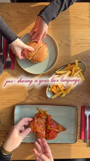 Schnitzelwelt on Instagram: "Sharing ist unsere Love Language ❤️ Burger oder Schnitzel? Warum entscheiden, wenn man teilen kann 🤭🍔🥩 Mit wem würdest du teilen? 💌Markier deine Begleitung #schnitzelwelt #valentinstag #valentinesday #valentinstagsmenü #sharingisloving"