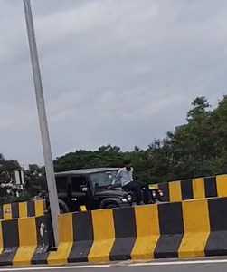 Bahadupura #nehru_zoological_park flyover pa stunts kar rahe bache, Police sa darkhas hai jald sa jald action ki guzarish. #hyderabad #Bahadurpura #zoo_park #flyover | TS TODAY