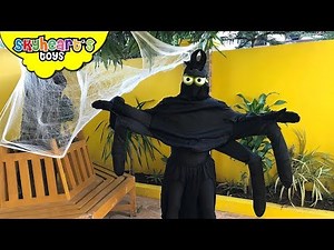 GIANT SPIDER Frog wants our pet dog! Skyheart toys battles with giant human spider frog web