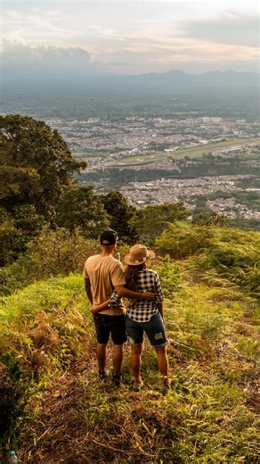 Cabañas Privadas Selva Negra on Instagram: "Dicen que el año no empieza el 1 de enero… empieza cuando eliges cómo quieres vivirlo. ✨ Menos prisa. Más caminos verdes. Más momentos compartidos. 🌳 Hay lugares que no son solo un destino, sino una forma de empezar bonito. Selva Negra es uno de ellos. 🌿 Si este video te hizo sentir calma, guárdalo para volver a él cuando necesites una pausa. 💛 Y compártelo con esa persona con la que te escaparías sin pensarlo dos veces. 📍 Selva Negra ✨ Las experie