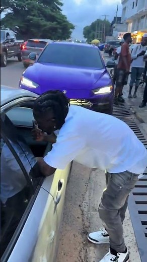 See how the Africa Dancehall King Shatta wale steps out of his car just to go greet a fan in his car