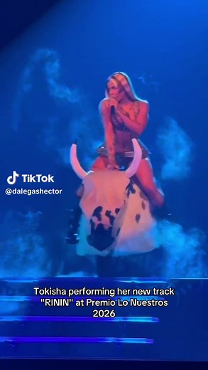 Tokisha Performs 'RININ' at Premio Lo Nuestro 2026