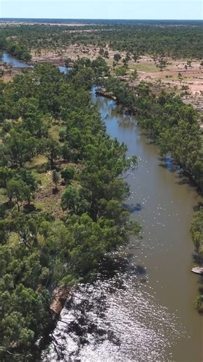 If your perfect escape involves red earth, open skies and a swim that feels like heaven — this one’s for you! Tucked 54km south of Prairie, Kooroorinya is a natural billabong oasis surrounded by rocky cliffs and outback serenity. It’s the kind of place that makes you slow down, breathe deeper and remember what “peace and quiet” actually means. Here’s what to expect: 🚿 Hot showers & clean amenities (yep, even out here!) 🔥 Wood-fired BBQs for the ultimate camp cook-up 🐾 Dog-friendly camping for