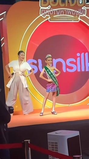 Vincent Tran on Instagram: "Smooth as sunsilk #hoahau #model #catwalk #missuniversevietnam #missuniverse #beautyqueen #VincentMakeupandHair #Missgrandinternational #Missuniverse #fashionshow #misscosmo #Vincentmakeup"