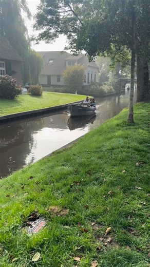 Giethoorn, the most beautiful village in the Netherlands — and ranked in the world’s top 10 most beautiful villages! 🇳🇱✨ Join us from Amsterdam and explore it your way: by boat, on foot, or by bike — everything is possible! 🚤🚶‍♀️🚲 Let’s discover Giethoorn together! | Tulip Tours Holland