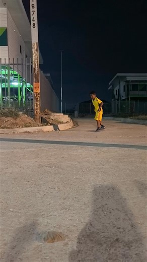 1v1 Focus: ⚽⚽💪💯 Beat the defender with sharp skills and quick feet. Then, finish with precision. #1v1 #FootballTraining #BallMastery #TrustTheProcces #goals2025 #nevergiveup #PNG #soccer | Zane Tokowaga Baptiste