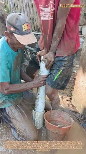 Opérations de forage manuel : pose de tubes de cuvelage pour puits d'eau