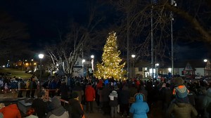L’illumination du sapin de Noël … Un instant bref, mais complètement magique ! 🎄 Merci d’avoir partagé ce beau moment avec nous ! ✨ Une foule d’activités vous attendent : consultez la programmation complète sur noelengaspesie.com | Noël en Gaspésie