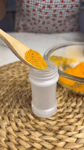 Drnorellahcancook || Ghanaian foodblogger 🇬🇭 on Instagram: "Before I even give you this recipe, let me tell you this 😃 Health Benefits (Backed by science) • Turmeric (curcumin): anti-inflammatory, antioxidant, supports joint & heart health • Carrot (beta-carotene, Vit A): boosts eye health, immunity, and skin glow • Black pepper (piperine): enhances absorption of curcumin up to 2000%, adds digestive support. Aside that, it’s really a great spice mix especially for Poultry. You can use this in