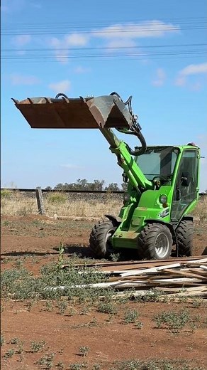 Avant 700 Series. 750 mini loader