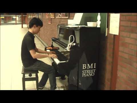 ご当地ソング［恋人も濡れる街角］＠馬車道 BMI ストリートピアノ