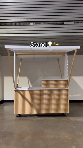 Stand en MDF con Formica Blanca Mate y Wall Panel