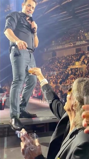 Νίκος Βέρτης Ηλίας Ψινάκης στη συναυλία του στη Βουλγαρία #nikosvertis #vertis #sofia #bulgaria