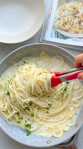 Macarona bi laban is an Arabic dish of cooked pasta tossed in a glossy, garlicky yogurt sauce - it was kind of like our version of pasta Alfredo growing up that you can easily whip up in 15 minutes. If you’d like to bulk things up, try it with some hashweh - both in my new cookbook! 🙌💙 | Feel Good Foodie