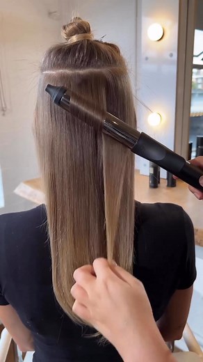 430K views · 1.8K reactions | Guarda la perfezione di quest'onda realizzata con ghd curve soft curl tong  Grazie alla sua ultra-zone™ technology che garantisce una temperatura ottimale di styling di 185°C lungo tutto il fusto durante lo styling. Non dimenticate poi di spazzolare le onde con ghd oval brush appena si sono raffreddate per un effetto super naturale ✨ #ghd #goodhairday #ghdcurve #ghdwaves #hairstyle | ghd | Facebook