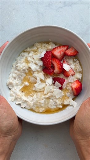 Yogurt Oats - these are the creamiest oats ever and a fun way to switch up your morning bowl of oatmeal! 🥣 INGREDIENTS 2 cup water 2 cups Oath Maple Roasted Almond Overnight Oats 1 cup Greek yogurt Berries, for serving Honey, for serving INSTRUCTIONS 1. Bring the water and salt to a boil in a small saucepan and then add the oats to it. Stir continuously until the oats soften and absorb all the water, about 5 minutes. 2. Reduce the heat, add the yogurt and whisk continuously. Add salt to taste, 