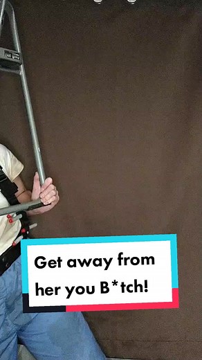 When you gotta cosplay on a budget 😆 #ripley #aliens #props #alien #budgetcosplay #xenomorph #alienqueen #cosplay #comedy #sigourneyweaver #80smovie