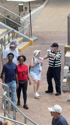 Wait a minute 👆🏻 Tom the mime Seaworld #seaworldmime #tomthemime #funny #comedy