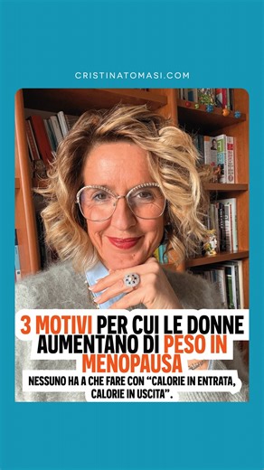 Dr. Cristina Tomasi - Salute e stile di vita on Instagram: "⚠️ Aumenti di peso in menopausa? Non è una questione di calorie. Se mangi meno, ti alleni di più… e il peso non scende (o addirittura sale), non stai fallendo tu. Stanno cambiando i tuoi ormoni. 🔥 Estrogeni ↓ → aumenta la resistenza insulinica 💪 Muscolo ↓ → rallenta il metabolismo basale 🦋 Tiroide più lenta → meno energia, più grasso ostinato Non è “invecchiamento normale”. È fisiologia ormonale. E la fisiologia si può modulare. Cont