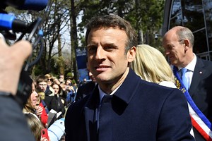 Emmanuel Macron narrowly beats Marine Le Pen in first round of French election