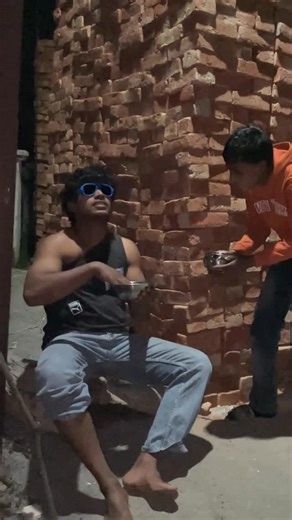 𝐀𝐧𝐦𝐨𝐥 𝐒𝐰𝐚𝐦𝐢 🕷️ on Instagram: "#😂 日本利用压电瓷砖将人们的脚步转化为电能。 这些瓷砖能够捕捉你脚步产生的动能。 当你行走时，你的体重和动作会对瓷砖产生压力。 瓷砖会轻微弯曲，产生机械应力。 瓷砖内部的压电材料会将这种应力转化为电能。 你每一步都会产生少量电荷，数百万步加在一起，就 能产生足够的电力来驱动 LED 灯、数字显示屏和传感器。在像涩谷车站这样人流密集的地方，每天大 约240万人都会为这个系统做贡献。这些电力可以 储存起来或立即使用，从而减少对传 统能源的依赖，并支持可持续的城市基础设施。 这种方法把日常的动作转化为实用的可再生能源。 #日本 #知识 #事实 #你知道吗 #推荐 #科技 #创…"