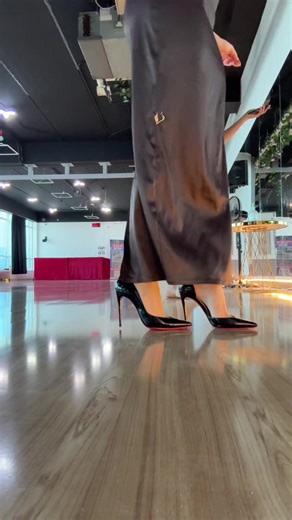 Social khaleeji Dance (Signature Class) 🥰 our most requested class, loved by most of our ladies, focused on dancing confidently in social events Come and learn with us, and enjoy the beauty, confidence, and expression of khaleeji dance! . . #khaleejidance #khaleejiweddings #orientaldancer #bellydanceuae