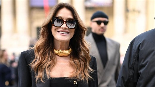 Flamboyante en collants noirs en dentelle et robe fendue, Carla Bruni captive tous les regards au défilé Schiaparelli Haute Couture