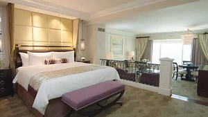 Your Luxury Suite offers a spacious retreat to unwind or entertain. Plan your visit at Venetian.com now. | The Venetian Resort Las Vegas