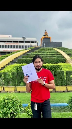 เป็นคนที่นึงที่ไม่ขยันเรียนเอาเสียเลย หนุกหรอยไปวันๆเต็มที่กับทุกเรื่องแต่ยกเว้นเรื่องเรียน😂แต่พอหลายปีผ่านไปพี่มั้ง เพื่อนมั้ง น้องมั้งมันจบเราเองก็อยากมีช่วงเวลาแบบนั้นเหมือนกันนั่งมองคนอื่นแล้วขนลุกเมื่อไรจะถึงวันของตัวเอง สมคำร่ำลือเข้าง่าย ออกยาก🤣 #เปลวเทียนให้แสงรามคําแหงให้ทาง🎓 #รามคําแหง