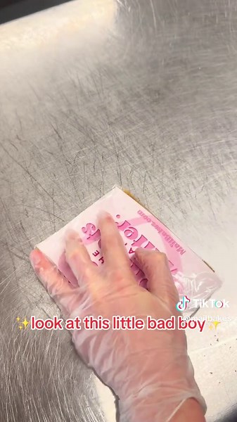 Look at this little bad boy… Now imagine it arriving through your letterbox in a card. 😌📬 #c#cakecardsl#letterboxcakesc#cakesthroughtheposts#sendcakef#freshlybakedcake