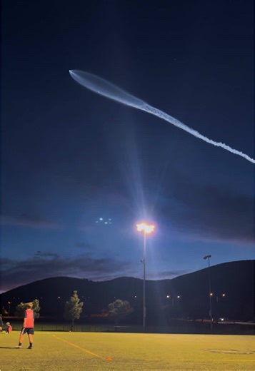 A SpaceX launch on 3/18/24, providing a spectacular show over a soccer practice in San Clemente, California. #spacexlaunch #spacex #rocketlaunch #orangecounty #spacejellyfish