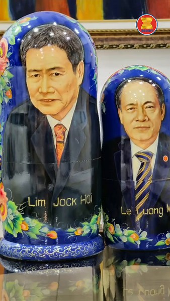 Explore the names and faces of ASEAN Secretary-Generals, from the first to the current, through playful moves inspired by the concept of Russian dolls! These dolls, gifted to ASEAN Secretariat from Russia Mission to ASEAN, is a permanent fixture of the ASEAN Gallery. Visit ASEAN Gallery at the ASEAN Secretariat and see these exhibition for yourself!