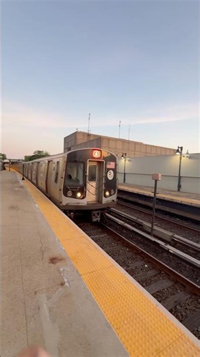 R179 (A) Train 3308-3312 + 3268-3272 Leaving Broad Channel